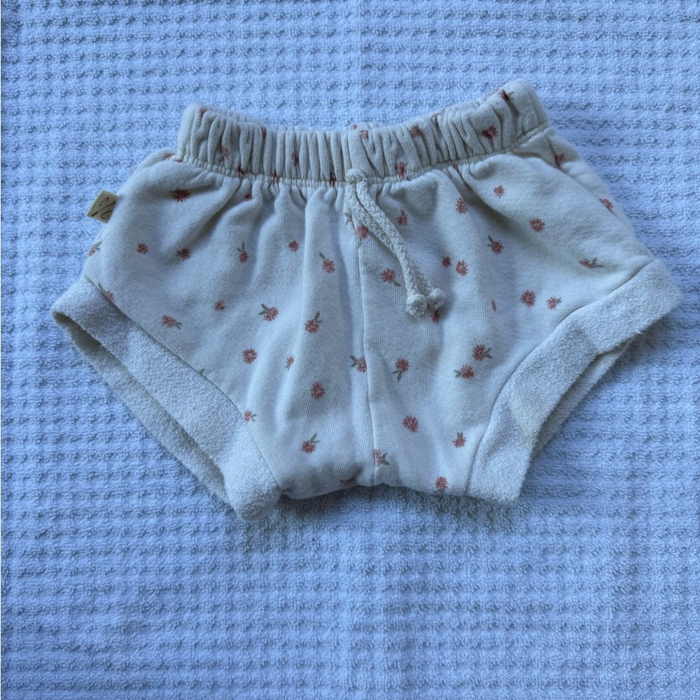 Childhoods Clothing shorties. Size: 2t. Color: daisies on natural. EUC